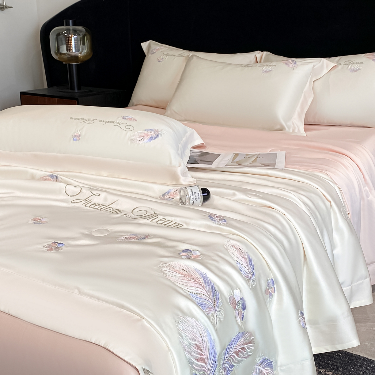 91家纺网 家纺一手货源 找家纺 置顶家纺 2026新款星羽-水洗天丝夏被刺绣樱桃夏凉被空调被刺绣四件套 星羽-白+粉