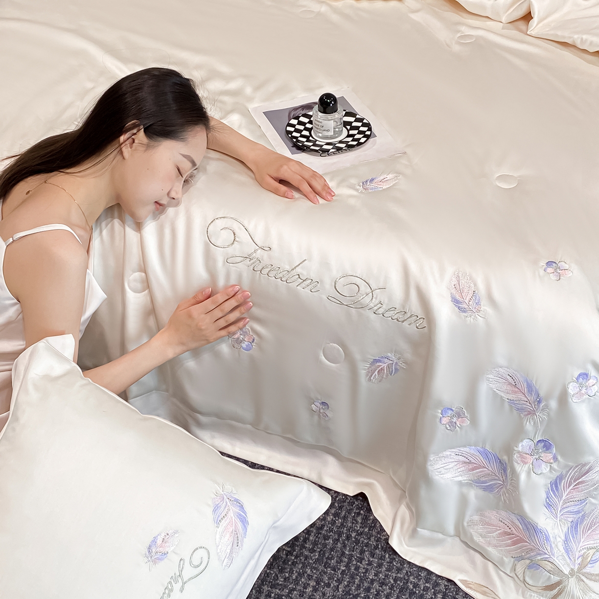 91家纺网 家纺一手货源 找家纺 置顶家纺 2026新款星羽-水洗天丝夏被刺绣樱桃夏凉被空调被刺绣四件套 星羽-白+粉