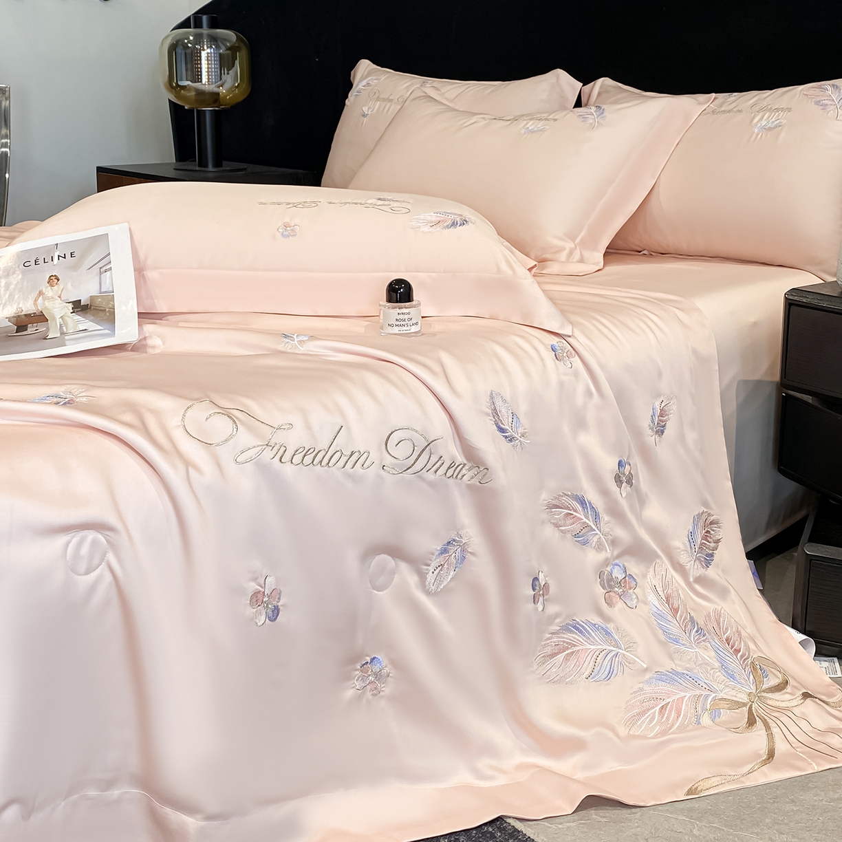 91家纺网 家纺一手货源 找家纺 置顶家纺 2026新款星羽-水洗天丝夏被刺绣樱桃夏凉被空调被刺绣四件套 星羽-粉色