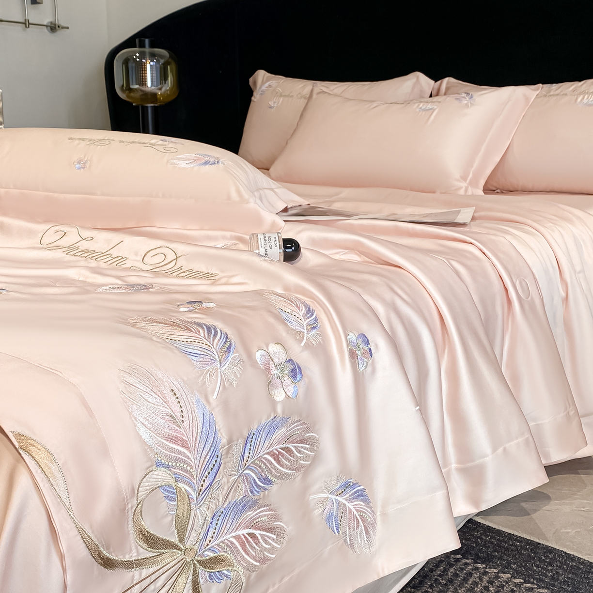 91家纺网 家纺一手货源 找家纺 置顶家纺 2026新款星羽-水洗天丝夏被刺绣樱桃夏凉被空调被刺绣四件套 星羽-粉色