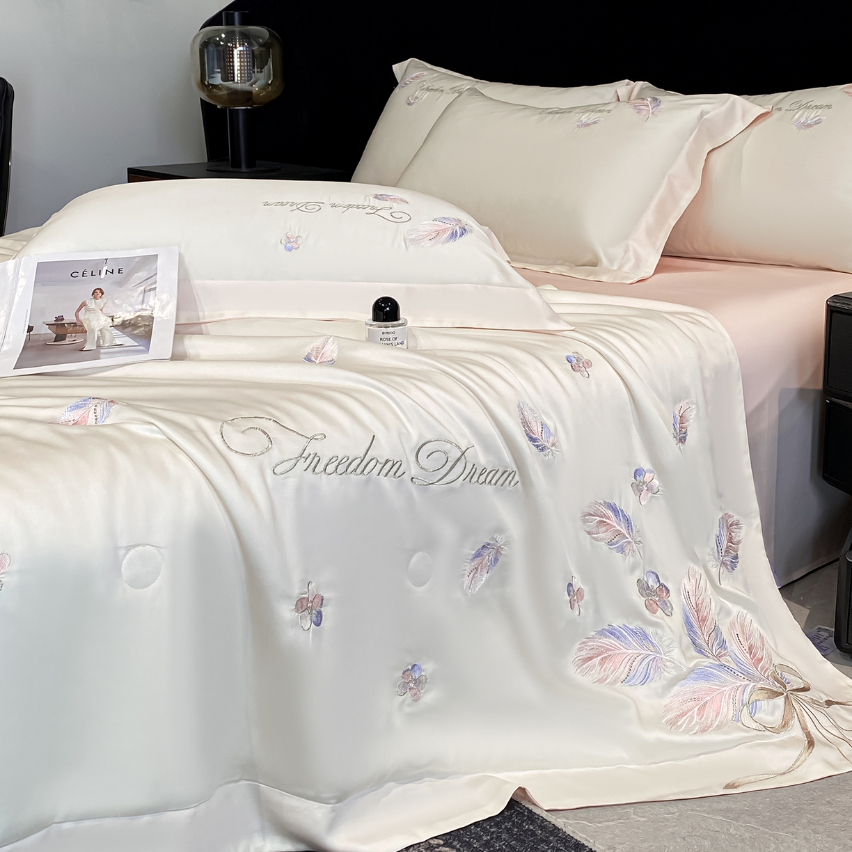 91家纺网 家纺一手货源 找家纺 置顶家纺 2026新款星羽-水洗天丝夏被刺绣樱桃夏凉被空调被刺绣四件套 星羽-白+粉