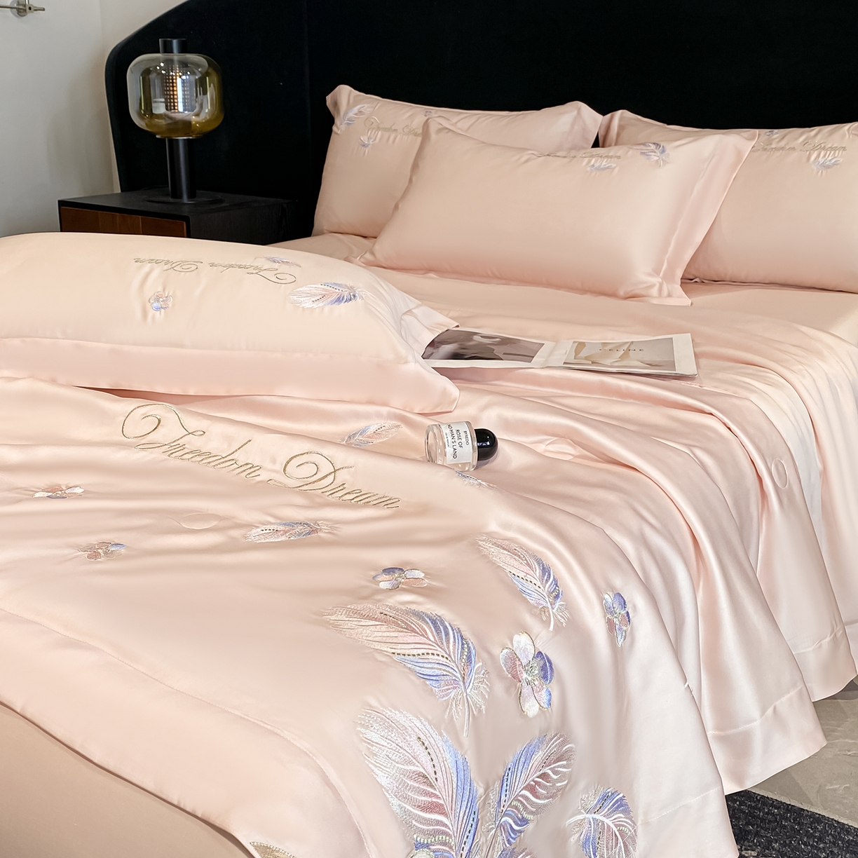 91家纺网 家纺一手货源 找家纺 置顶家纺 2026新款星羽-水洗天丝夏被刺绣樱桃夏凉被空调被刺绣四件套 星羽-粉色