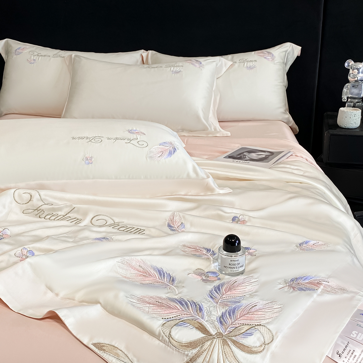 91家纺网 家纺一手货源 找家纺 置顶家纺 2026新款星羽-水洗天丝夏被刺绣樱桃夏凉被空调被刺绣四件套 星羽-白+粉