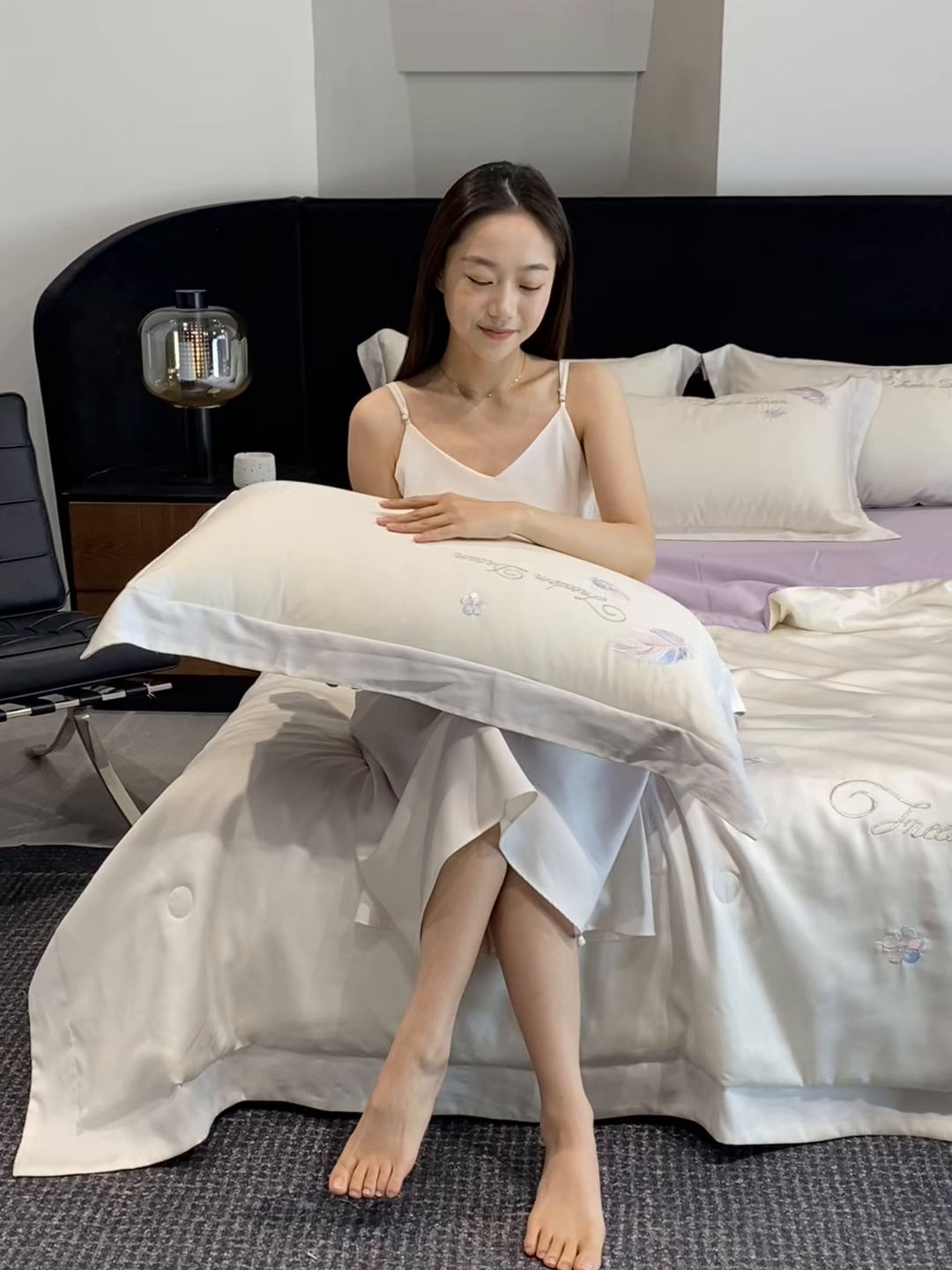 91家纺网 家纺一手货源 找家纺 置顶家纺 2026新款星羽-水洗天丝夏被刺绣樱桃夏凉被空调被刺绣四件套 星羽-白+香芋紫