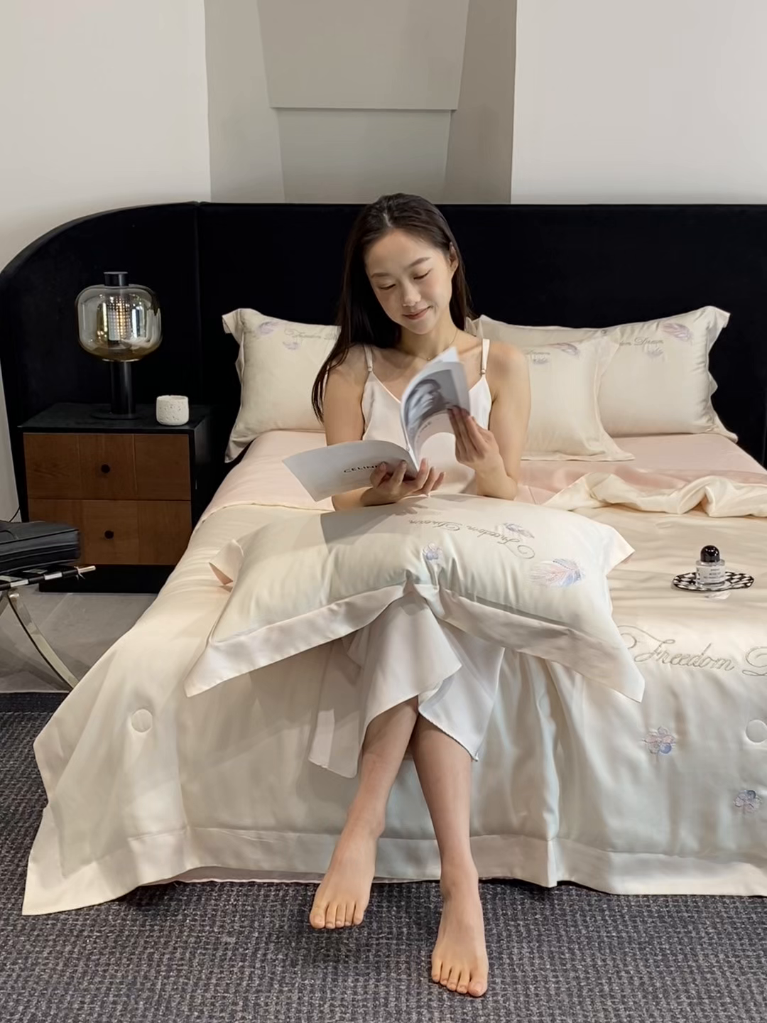 91家纺网 家纺一手货源 找家纺 置顶家纺 2026新款星羽-水洗天丝夏被刺绣樱桃夏凉被空调被刺绣四件套 星羽-白+粉