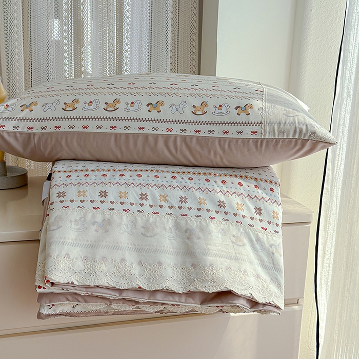 91家纺网 家纺一手货源 找家纺 铺尚美家纺 2026春夏新款古法水洗云感棉夏被四件套全棉花边印花夏凉被空调被 小马驹