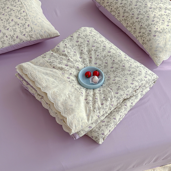 91家纺网 家纺一手货源 找家纺 铺尚美家纺 2026春夏新款古法水洗云感棉夏被四件套全棉花边印花夏凉被空调被 紫蝶