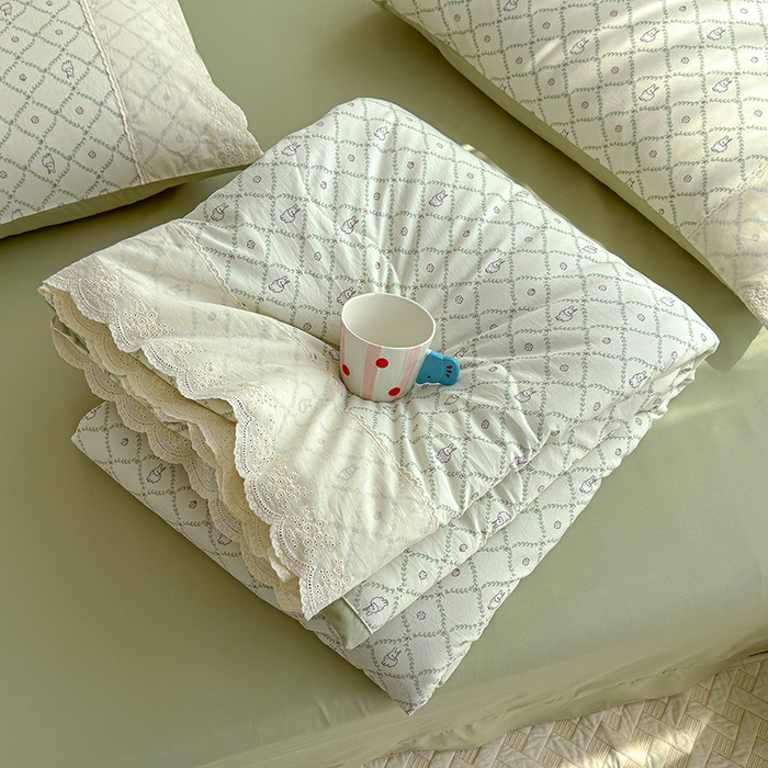 91家纺网 家纺一手货源 找家纺 铺尚美家纺 2026春夏新款古法水洗云感棉夏被四件套全棉花边印花夏凉被空调被 兔朵朵