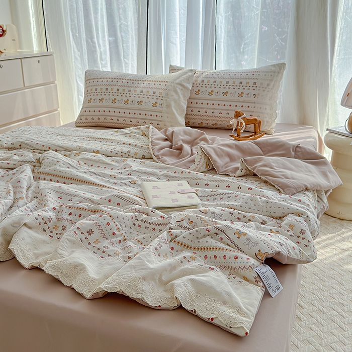 91家纺网 家纺一手货源 找家纺 铺尚美家纺 2026春夏新款古法水洗云感棉夏被四件套全棉花边印花夏凉被空调被 小马驹