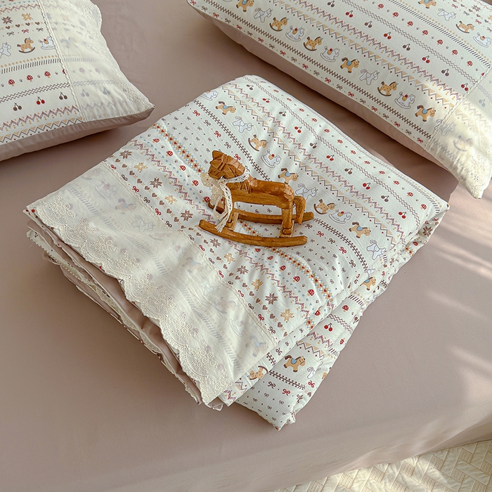 91家纺网 家纺一手货源 找家纺 铺尚美家纺 2026春夏新款古法水洗云感棉夏被四件套全棉花边印花夏凉被空调被 小马驹