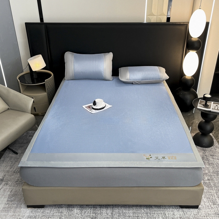 91家纺网 家纺一手货源 找家纺 航途席业 2026新款刺绣可水洗碳光冰丝席宽包边无纺布冰丝席艾香系列 艾香千鸟格床席款蓝色