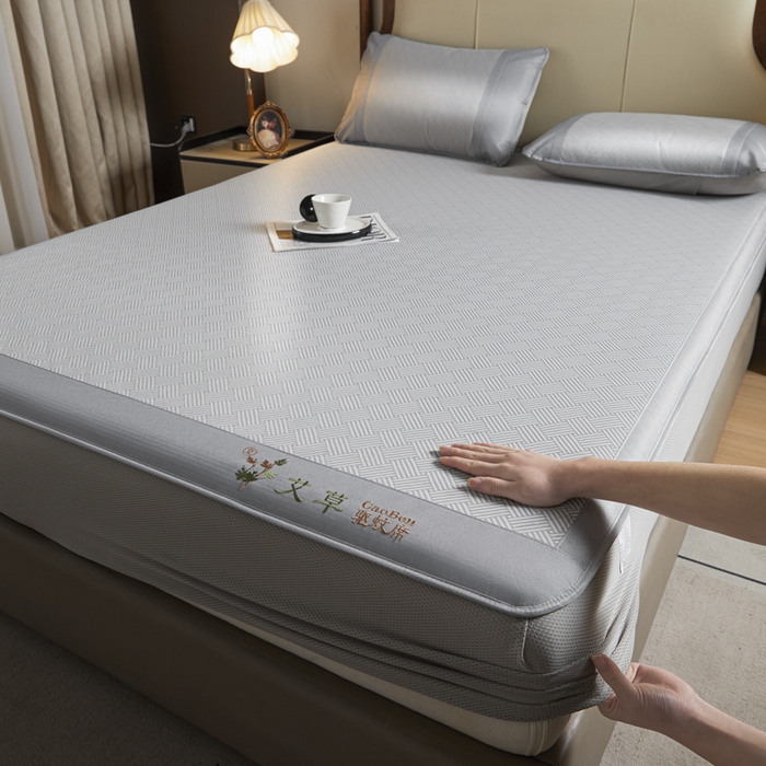 91家纺网 家纺一手货源 找家纺 航途席业 2026新款刺绣可水洗碳光冰丝席宽包边无纺布冰丝席艾香系列 艾香冰丝床笠饼干-灰