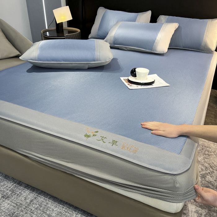 91家纺网 家纺一手货源 找家纺 航途席业 2026新款刺绣可水洗碳光冰丝席宽包边无纺布冰丝席艾香系列 艾香千鸟格床笠款蓝色