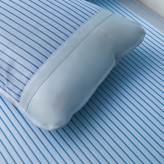 91家纺网 家纺一手货源 找家纺 航途席业 2026新款刺绣可水洗碳光冰丝席宽包边无纺布冰丝席艾香系列 艾香条纹床席款静谧蓝