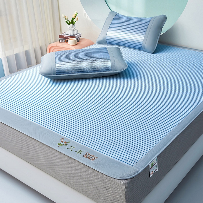 91家纺网 家纺一手货源 找家纺 航途席业 2026新款刺绣可水洗碳光冰丝席宽包边无纺布冰丝席艾香系列 艾香条纹床席款静谧蓝