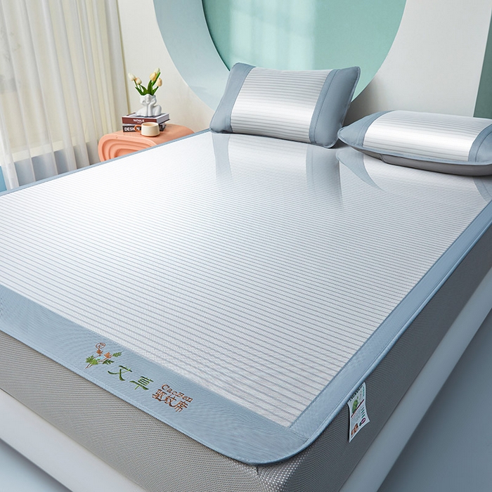 91家纺网 家纺一手货源 找家纺 航途席业 2026新款刺绣可水洗碳光冰丝席宽包边无纺布冰丝席艾香系列 艾香条纹床席款绅士灰