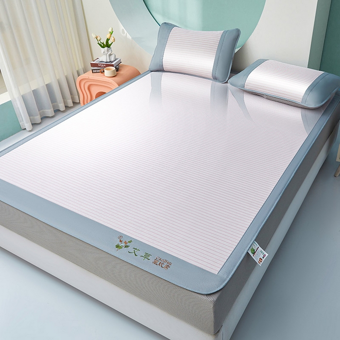 91家纺网 家纺一手货源 找家纺 航途席业 2026新款刺绣可水洗碳光冰丝席宽包边无纺布冰丝席艾香系列 艾香条纹床席款树莓粉