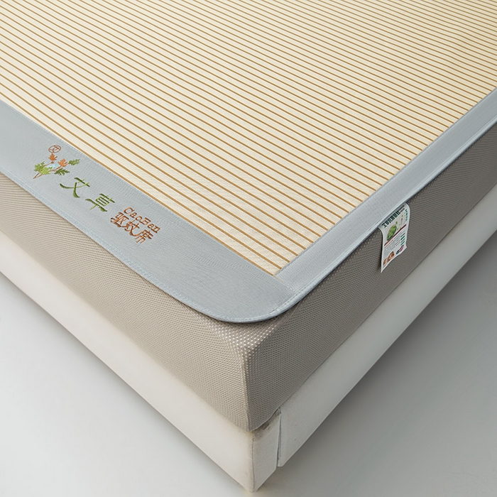 91家纺网 家纺一手货源 找家纺 航途席业 2026新款刺绣可水洗碳光冰丝席宽包边无纺布冰丝席艾香系列 艾香条纹床席款星光银