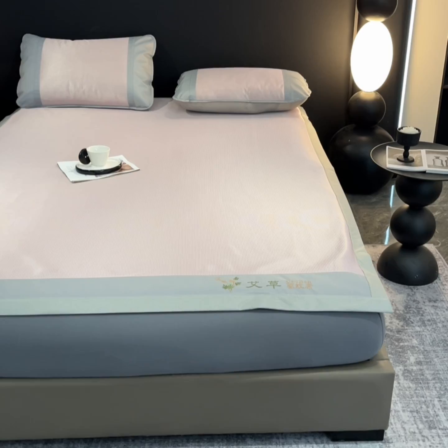 91家纺网 家纺一手货源 找家纺 航途席业 2026新款刺绣可水洗碳光冰丝席宽包边无纺布冰丝席艾香系列 艾香千鸟格床席款粉色