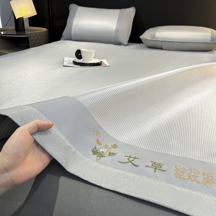 91家纺网 家纺一手货源 找家纺 航途席业 2026新款刺绣可水洗碳光冰丝席宽包边无纺布冰丝席艾香系列 艾香千鸟格床席款灰色
