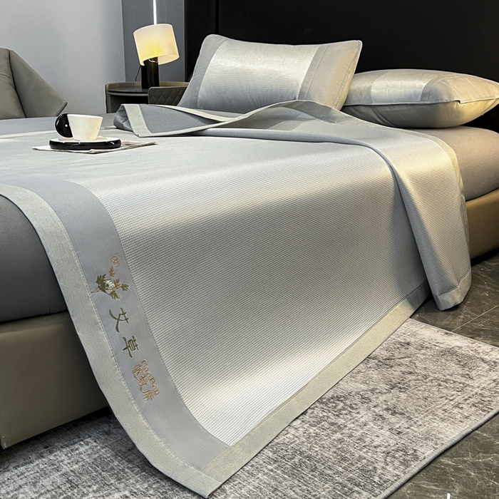 91家纺网 家纺一手货源 找家纺 航途席业 2026新款刺绣可水洗碳光冰丝席宽包边无纺布冰丝席艾香系列 艾香千鸟格床席款灰色