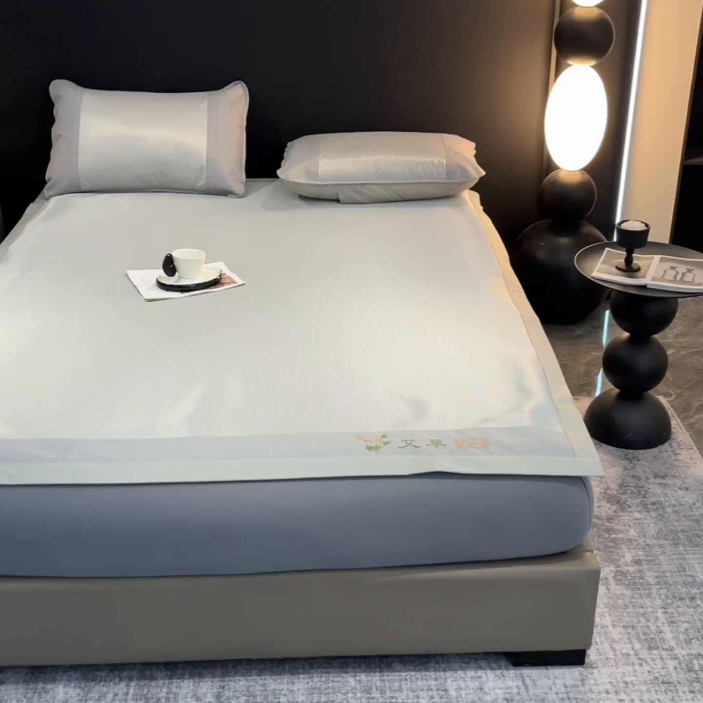 91家纺网 家纺一手货源 找家纺 航途席业 2026新款刺绣可水洗碳光冰丝席宽包边无纺布冰丝席艾香系列 艾香千鸟格床席款灰色