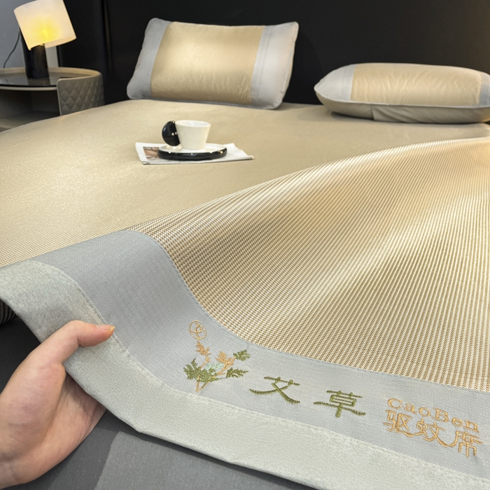 91家纺网 家纺一手货源 找家纺 航途席业 2026新款刺绣可水洗碳光冰丝席宽包边无纺布冰丝席艾香系列 艾香千鸟格床席款咖色