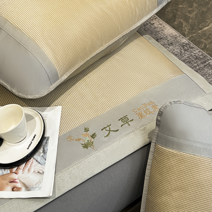 91家纺网 家纺一手货源 找家纺 航途席业 2026新款刺绣可水洗碳光冰丝席宽包边无纺布冰丝席艾香系列 艾香千鸟格床席款咖色