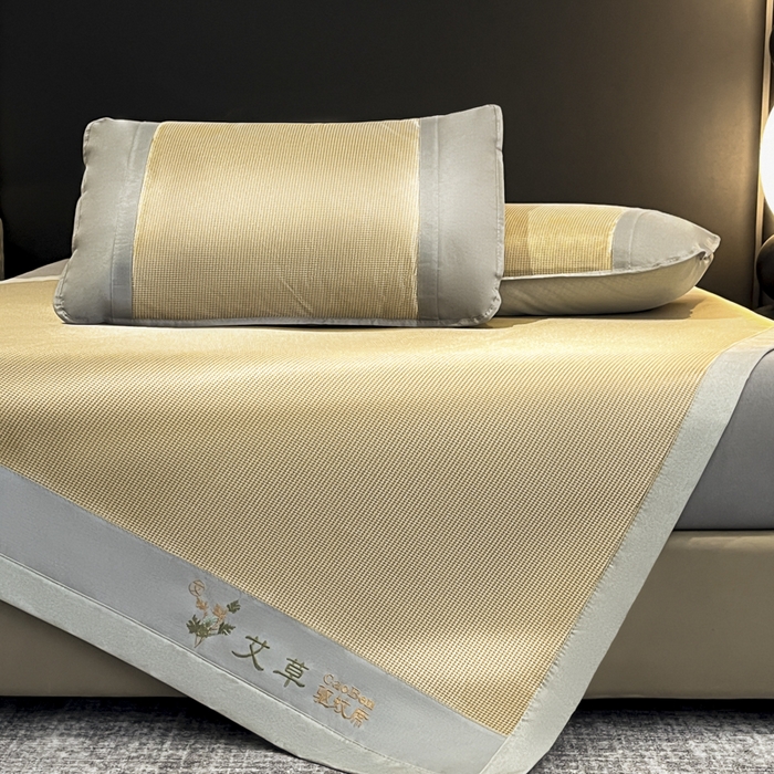 91家纺网 家纺一手货源 找家纺 航途席业 2026新款刺绣可水洗碳光冰丝席宽包边无纺布冰丝席艾香系列 艾香千鸟格床席款咖色