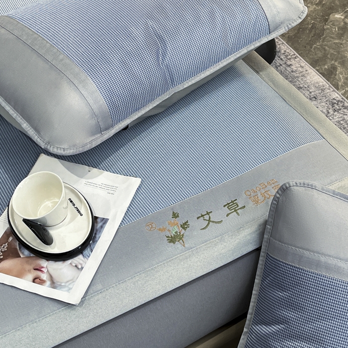 91家纺网 家纺一手货源 找家纺 航途席业 2026新款刺绣可水洗碳光冰丝席宽包边无纺布冰丝席艾香系列 艾香千鸟格床席款蓝色