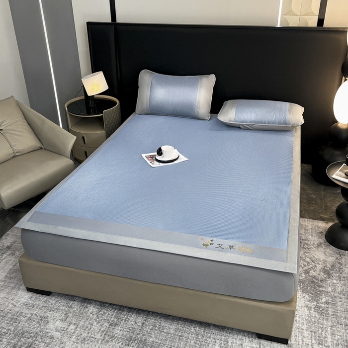 91家纺网 家纺一手货源 找家纺 航途席业 2026新款刺绣可水洗碳光冰丝席宽包边无纺布冰丝席艾香系列 艾香千鸟格床席款蓝色