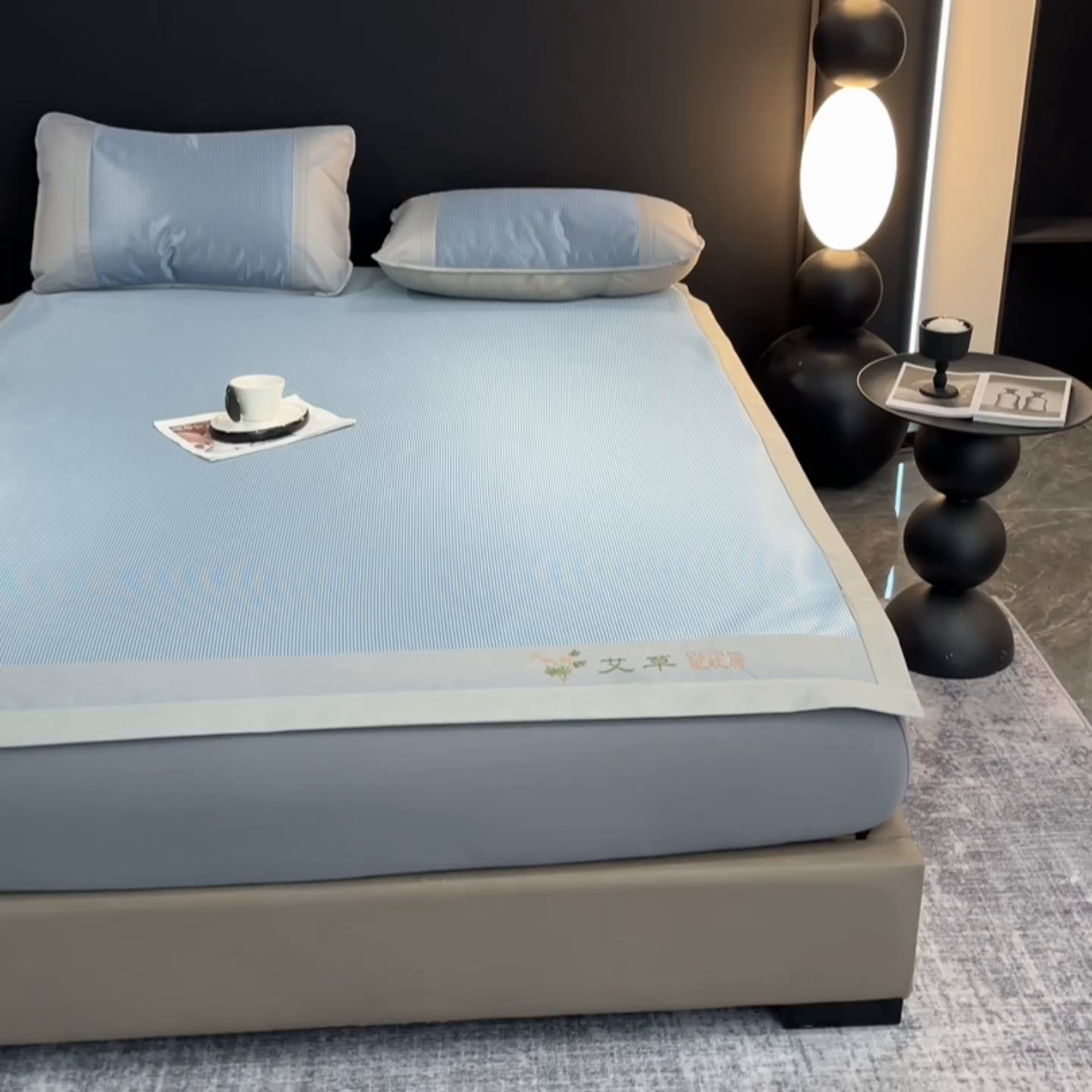 91家纺网 家纺一手货源 找家纺 航途席业 2026新款刺绣可水洗碳光冰丝席宽包边无纺布冰丝席艾香系列 艾香千鸟格床席款蓝色