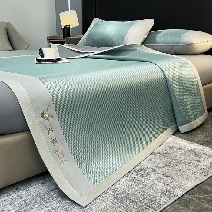 91家纺网 家纺一手货源 找家纺 航途席业 2026新款刺绣可水洗碳光冰丝席宽包边无纺布冰丝席艾香系列 艾香千鸟格床席款绿色