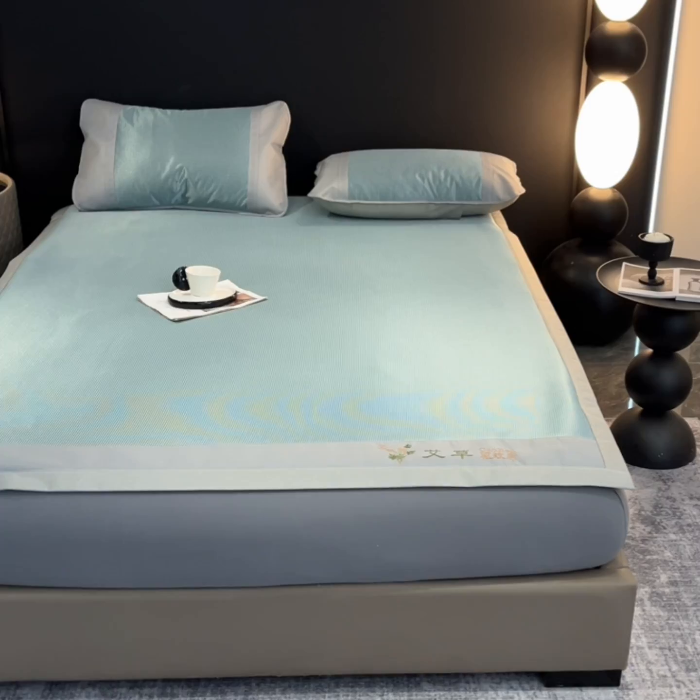 91家纺网 家纺一手货源 找家纺 航途席业 2026新款刺绣可水洗碳光冰丝席宽包边无纺布冰丝席艾香系列 艾香千鸟格床席款绿色