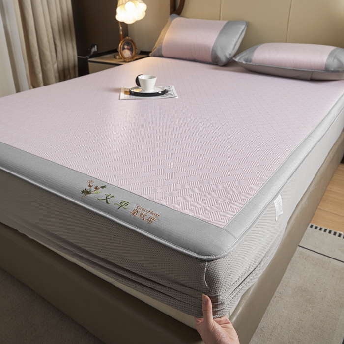 91家纺网 家纺一手货源 找家纺 航途席业 2026新款刺绣可水洗碳光冰丝席宽包边无纺布冰丝席艾香系列 艾香冰丝床笠饼干-粉