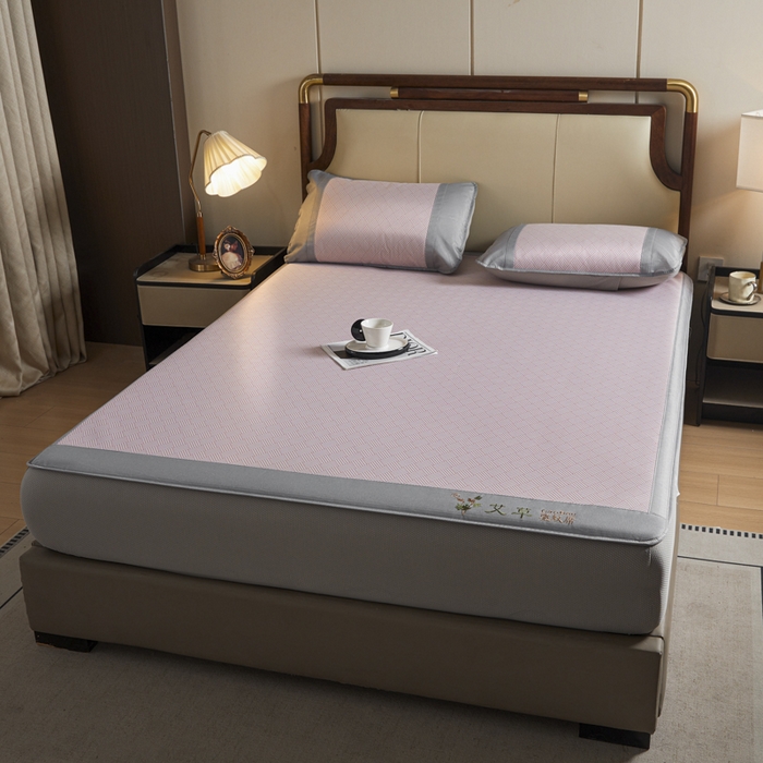 91家纺网 家纺一手货源 找家纺 航途席业 2026新款刺绣可水洗碳光冰丝席宽包边无纺布冰丝席艾香系列 艾香冰丝床笠饼干-粉