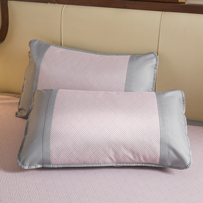 91家纺网 家纺一手货源 找家纺 航途席业 2026新款刺绣可水洗碳光冰丝席宽包边无纺布冰丝席艾香系列 艾香冰丝床笠饼干-粉