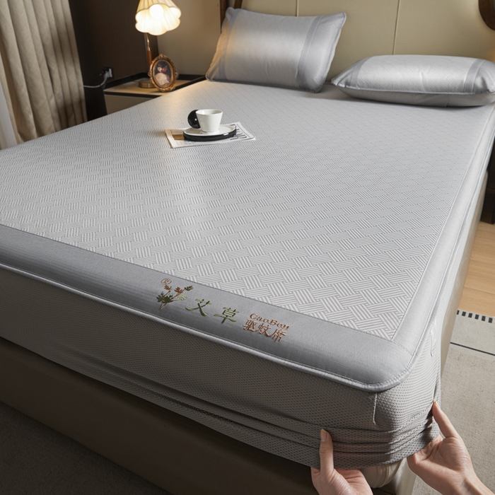 91家纺网 家纺一手货源 找家纺 航途席业 2026新款刺绣可水洗碳光冰丝席宽包边无纺布冰丝席艾香系列 艾香冰丝床笠饼干-灰