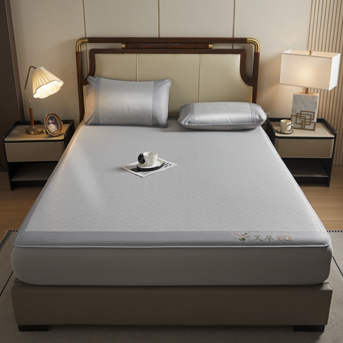 91家纺网 家纺一手货源 找家纺 航途席业 2026新款刺绣可水洗碳光冰丝席宽包边无纺布冰丝席艾香系列 艾香冰丝床笠饼干-灰