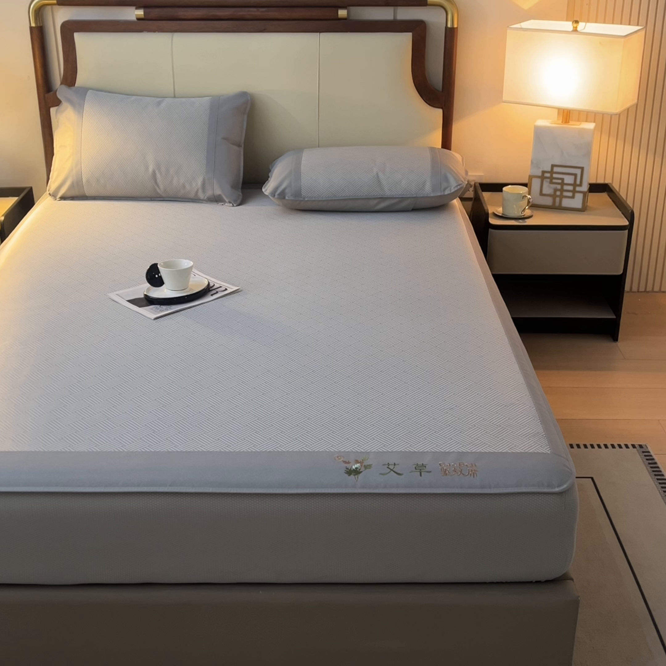 91家纺网 家纺一手货源 找家纺 航途席业 2026新款刺绣可水洗碳光冰丝席宽包边无纺布冰丝席艾香系列 艾香冰丝床笠饼干-灰