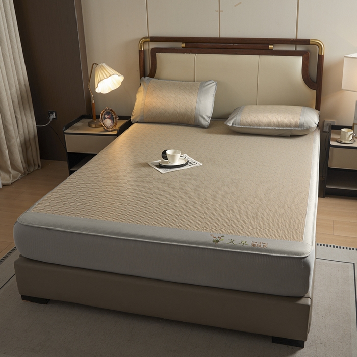 91家纺网 家纺一手货源 找家纺 航途席业 2026新款刺绣可水洗碳光冰丝席宽包边无纺布冰丝席艾香系列 艾香冰丝床笠饼干-咖