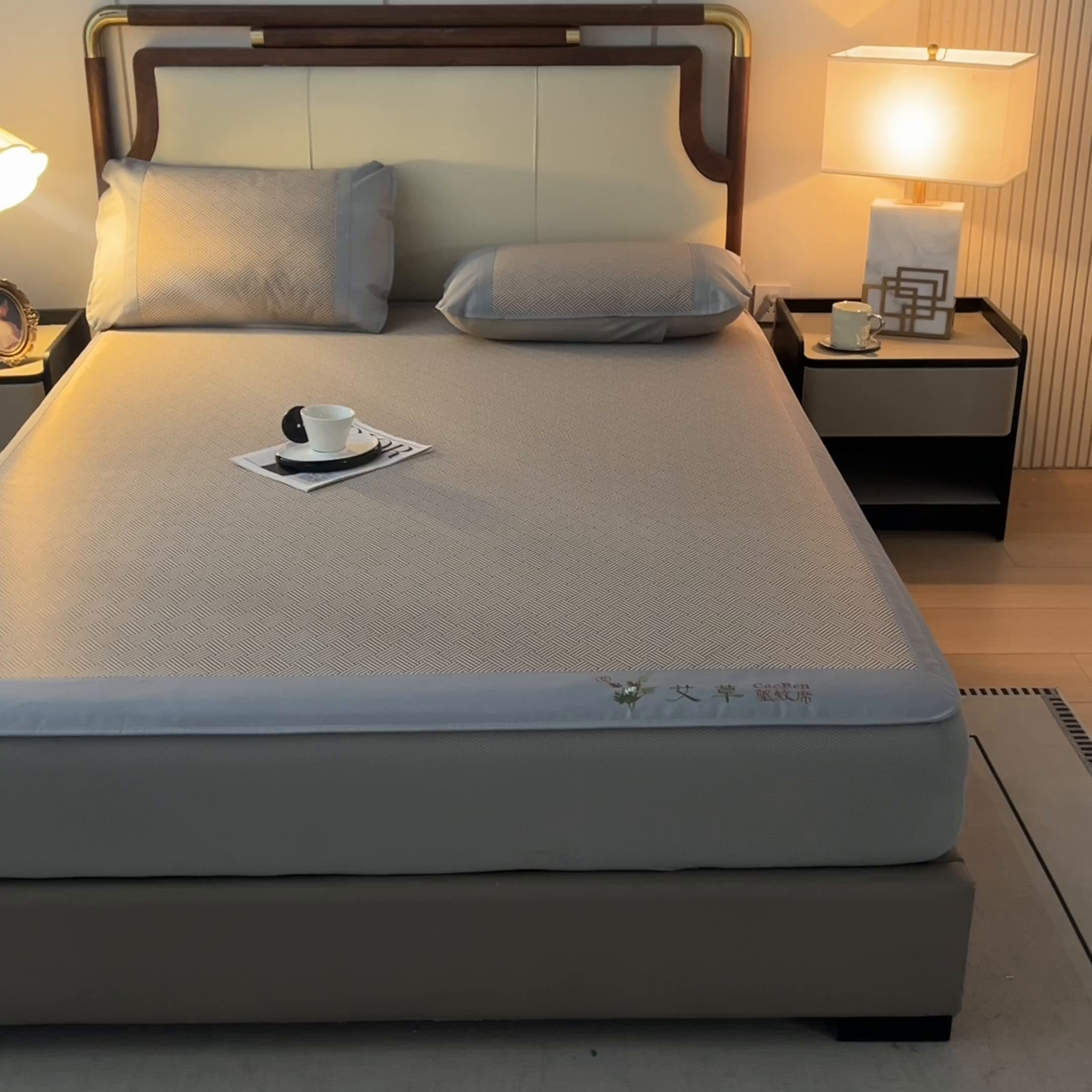 91家纺网 家纺一手货源 找家纺 航途席业 2026新款刺绣可水洗碳光冰丝席宽包边无纺布冰丝席艾香系列 艾香冰丝床笠饼干-咖