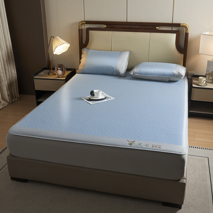 91家纺网 家纺一手货源 找家纺 航途席业 2026新款刺绣可水洗碳光冰丝席宽包边无纺布冰丝席艾香系列 艾香冰丝床笠饼干-蓝