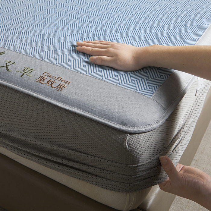 91家纺网 家纺一手货源 找家纺 航途席业 2026新款刺绣可水洗碳光冰丝席宽包边无纺布冰丝席艾香系列 艾香冰丝床笠饼干-蓝