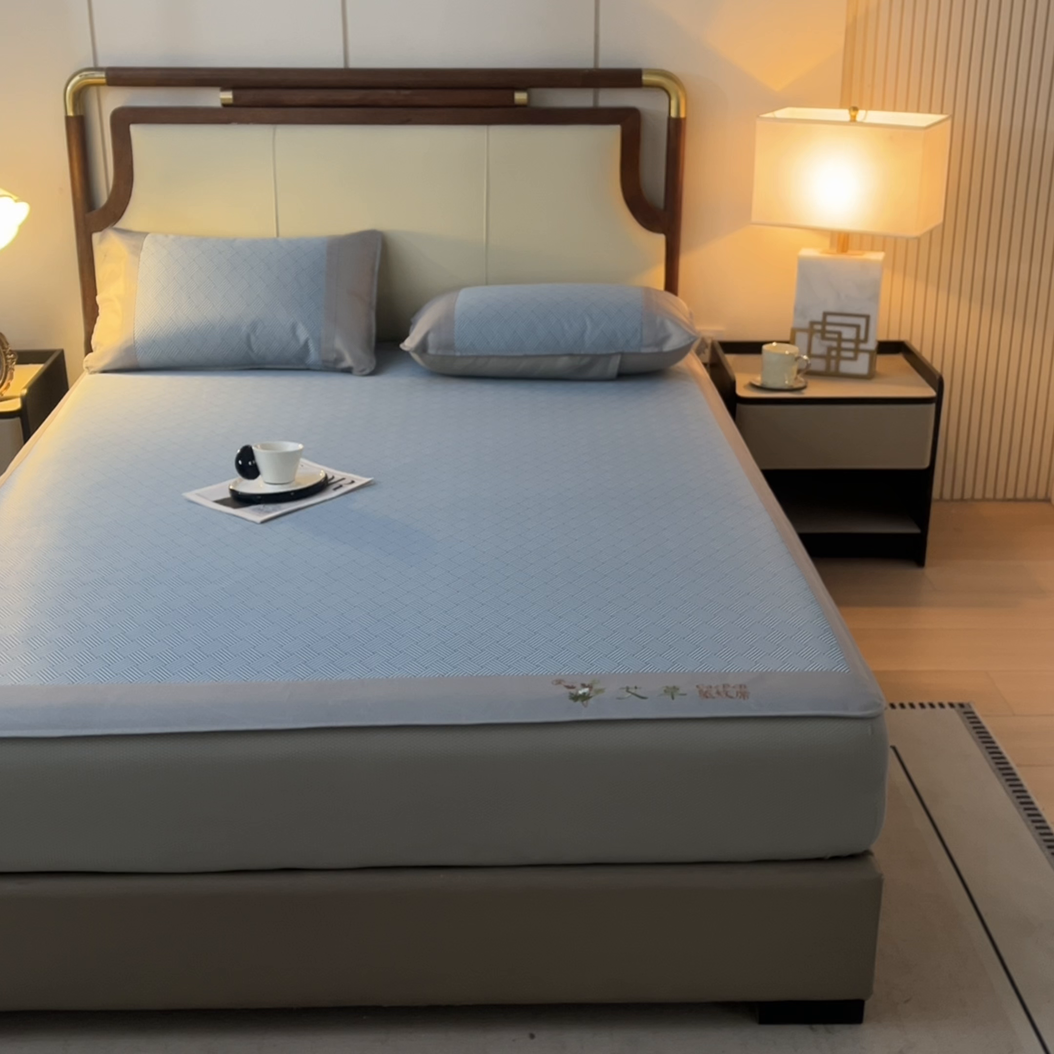 91家纺网 家纺一手货源 找家纺 航途席业 2026新款刺绣可水洗碳光冰丝席宽包边无纺布冰丝席艾香系列 艾香冰丝床笠饼干-蓝