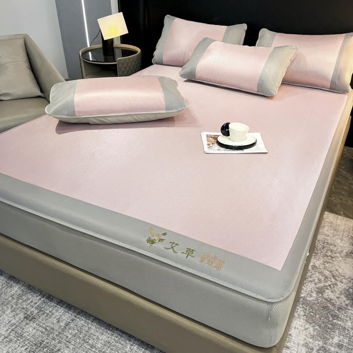 91家纺网 家纺一手货源 找家纺 航途席业 2026新款刺绣可水洗碳光冰丝席宽包边无纺布冰丝席艾香系列 艾香千鸟格床笠款粉色