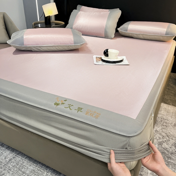 91家纺网 家纺一手货源 找家纺 航途席业 2026新款刺绣可水洗碳光冰丝席宽包边无纺布冰丝席艾香系列 艾香千鸟格床笠款粉色