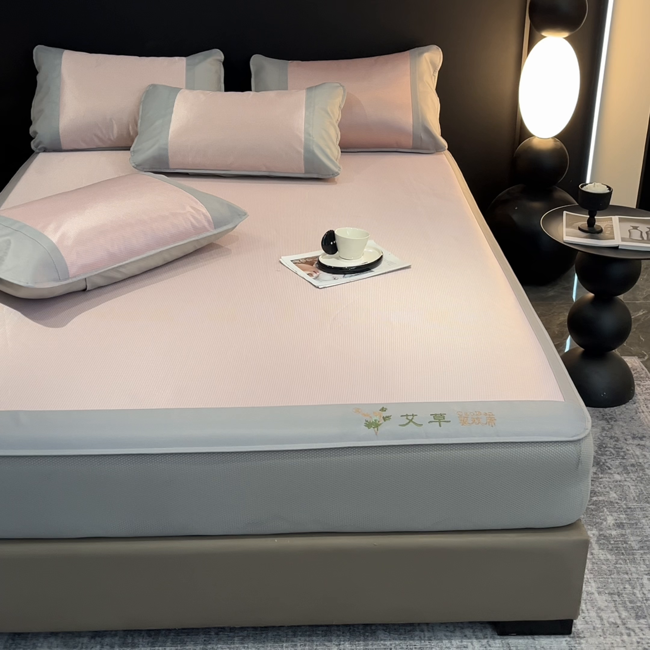 91家纺网 家纺一手货源 找家纺 航途席业 2026新款刺绣可水洗碳光冰丝席宽包边无纺布冰丝席艾香系列 艾香千鸟格床笠款粉色