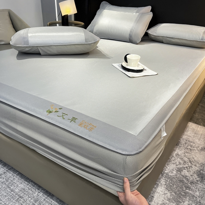 91家纺网 家纺一手货源 找家纺 航途席业 2026新款刺绣可水洗碳光冰丝席宽包边无纺布冰丝席艾香系列 艾香千鸟格床笠款灰色