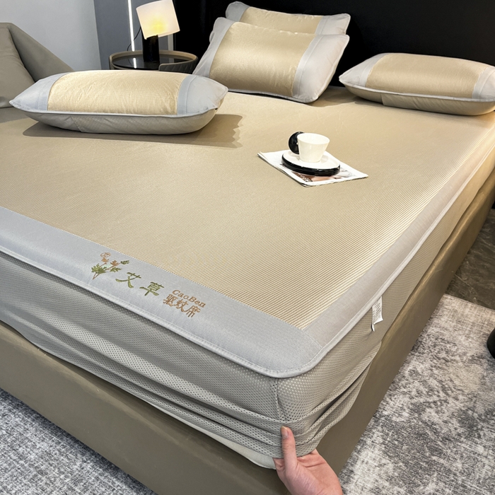 91家纺网 家纺一手货源 找家纺 航途席业 2026新款刺绣可水洗碳光冰丝席宽包边无纺布冰丝席艾香系列 艾香千鸟格床笠款咖色